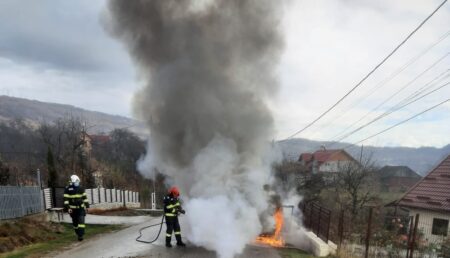 Argeş: O maşină a luat foc în mers. Intervenţie contracronometru a pompierilor ISU