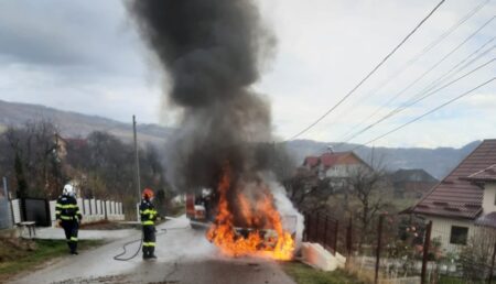 Mașină cuprinsă de flăcări la Albota! Intervine SMURD