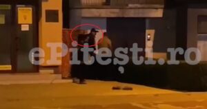Video – Piteşti: Bărbat lovit cu parul în cap, în plină stradă. Momentul, filmat de un martor
