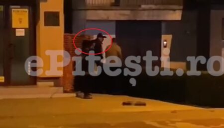Video – Piteşti: Bărbat lovit cu parul în cap, în plină stradă. Momentul, filmat de un martor