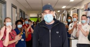 Pacient Covid la ATI vreme de 8 luni, nevoit să înveţe să meargă şi să vorbească din nou