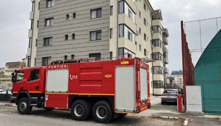 Intervenţie a pompierilor la un bloc din Mioveni