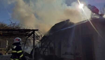 Incendiu în Argeș. Acoperișul unei case a fost cuprins de flăcări
