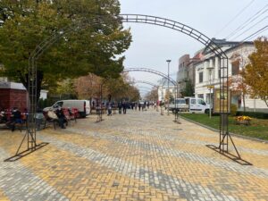 Video: Vin luminiţele în Piteşti. Se lucrează intens pentru sărbători