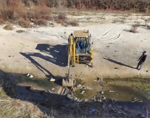 Râul Cotmeana a fost curățat de cadavrele animale