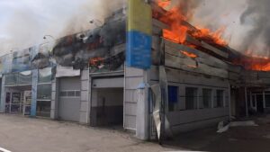 Argeș: Incendiu violent la un service auto, lângă Dr. Oetker