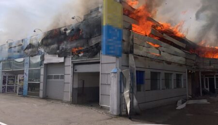 Argeș: Incendiu violent la un service auto, lângă Dr. Oetker