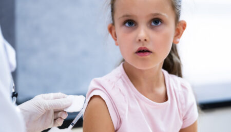Revoltă a părinţilor, după ce Valeriu Gheorghiţă a anunţat că vaccinul pentru copii va fi autorizat