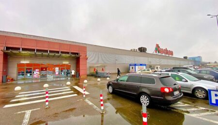 Zeci de magazine Auchan au fost închise
