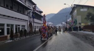 Video – Flăcăii din Rucăr au plecat la colindat cu Brezaia