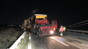 Un TIR condus de un turc a făcut prăpăd pe autostradă, azi noapte
