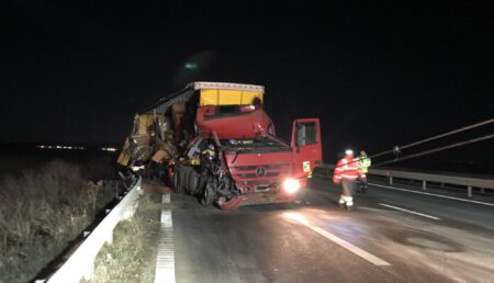 Un TIR condus de un turc a făcut prăpăd pe autostradă, azi noapte