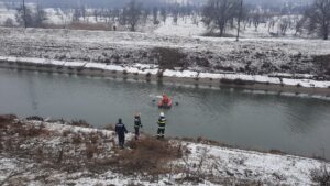 Argeş: Accident cu un şofer care a căzut cu maşina în râu