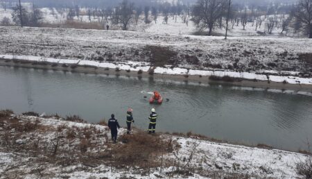 Argeş: Accident cu un şofer care a căzut cu maşina în râu