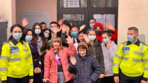 Video: Cadouri de la poliţişti pentru copiii defavorizaţi din Piteşti