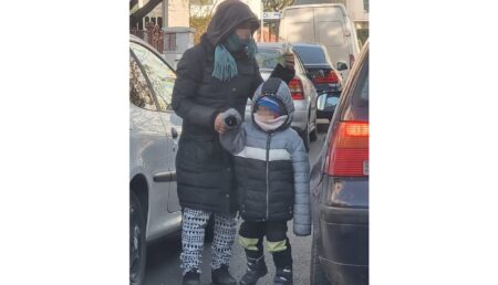 Pitești: La cerșit cu copilul în trafic, printre mașini