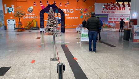 Piteşti: Auchan Găvana a montat gard despărţitor pentru nevaccinaţi!