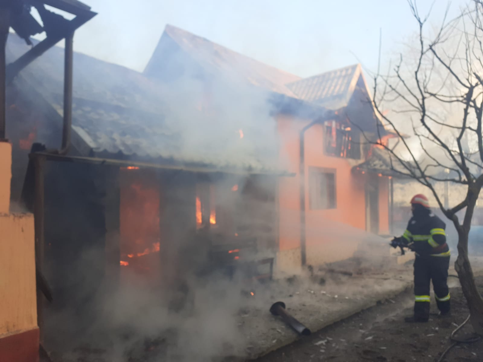 Incendiu în Argeş. Ard două case lângă postul de Poliţie
