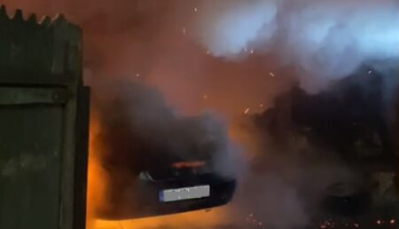 Trei incendii au izbucnit noaptea trecută în Argeş. Au ars două case şi o maşină