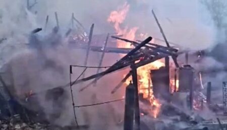 Video – Incendiu puternic în Argeș. 6 butelii scoase de pompieri din flăcări