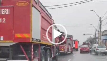 Video: Incendiu lângă Piteşti, pericol de extindere la mai multe case