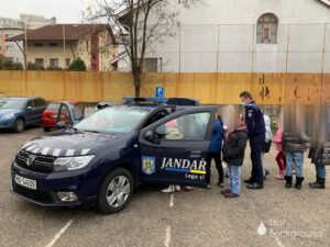Jandarmii argeșeni „au descins” din nou în școli, printre elevi