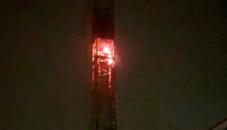 Video – O macara a luat foc pe „Drumul 23”, lângă Petrochimie
