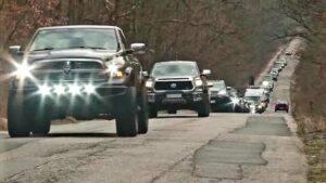 Video – Zeci de ”tancuri” 4×4, descinderi în forță pentru a aduce zâmbete