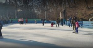 Vești bune pentru cei mari și mici! Patinoarul din parcul Trivale, deschis de mâine