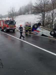 Video – S-a răsturnat cu mașina în șanțul de pe marginea drumului