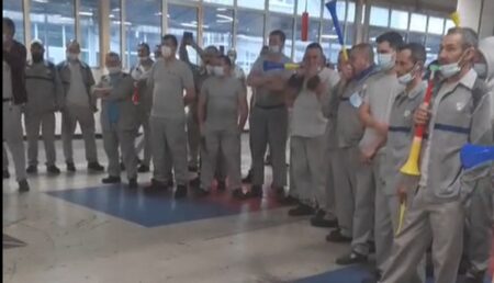 Video: Protest de amploare la Uzina Dacia. Salariaţii, „înarmaţi” cu vuvuzele