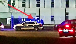 Video – Bărbat încătuşat de poliţişti şi dus la Secţie în toiul nopţii, în Piteşti!