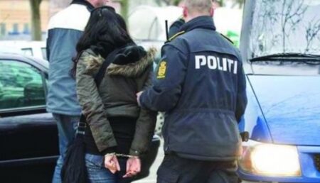 Flagrant în Piteşti. O femeie a căzut în „plasa” poliţiştilor, după ce şi-a şantajat fostul iubit