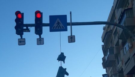 Video – Atenție! Cade semaforul într-o intersecție din Pitești