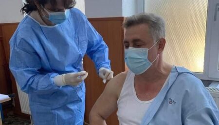 Regele romilor, Dan Stănescu din Costeşti, s-a vaccinat împreună cu familia