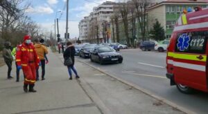 Video – Acum! Copil acroșat de o mașină lângă Școala Nr. 8