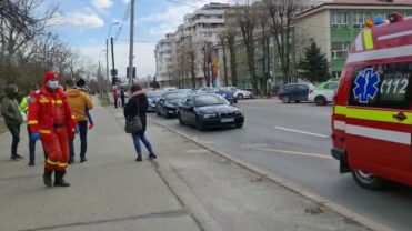 Video – Acum! Copil acroșat de o mașină lângă Școala Nr. 8