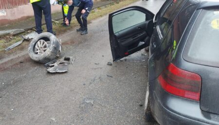 Accident în Argeş. Maşină răsturnată peste cap, tânără de 21 de ani în spital