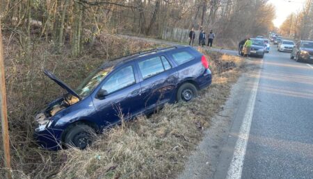 Video – A intrat cu mașina în șanț. Trafic paralizat