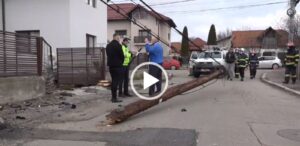 Video – Argeş: Accident spectaculos în judeţ. A „ucis” stâlpul, dar el a scăpat