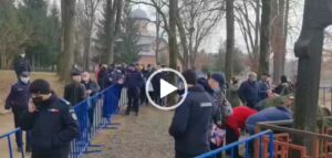 Video: Peste 1.000 de oameni la butoaiele cu apă sfinţită de Bobotează, în Argeş