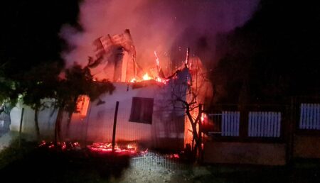 Incendiu major în Argeș! Gospodărie cuprinsă de flăcări violente