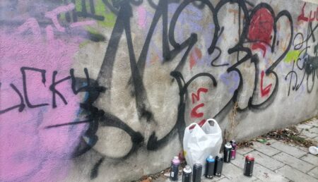 Pitești: Patru copii, prinși în flagrant, în timp ce desenau graffiti pe un zid