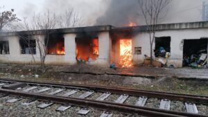 Video/Pitești: Adăpost cuprins de flăcări! Oameni ai străzii, prinși în interior