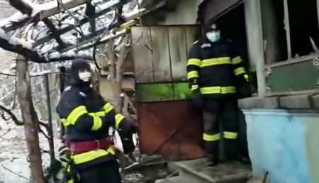 Video – Argeș: Casă în flăcări. Persoană decedată în interior
