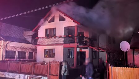 Argeș: Incendiu puternic azi-noapte. O vilă a fost cuprinsă de flăcări