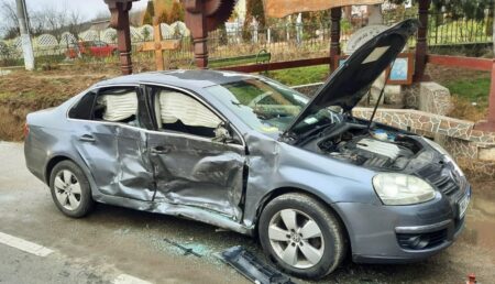 Argeș: Mașină făcută praf după impactul cu o autoutilitară