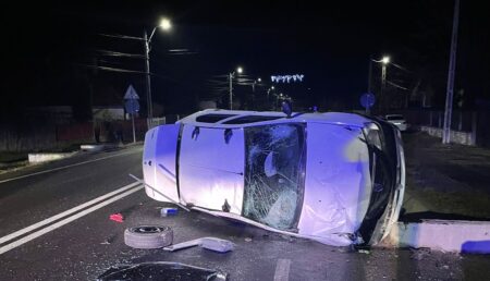Accident în Argeș. Mașină răsturnată pe șosea