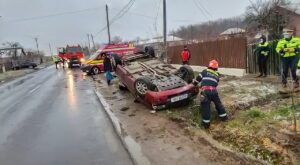 Video – Argeș: O mașină a lovit un pieton, apoi s-a răsturnat în șanț