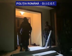 Video – Uși rupte de mascați! Percheziții la o grupare de proxeneți
